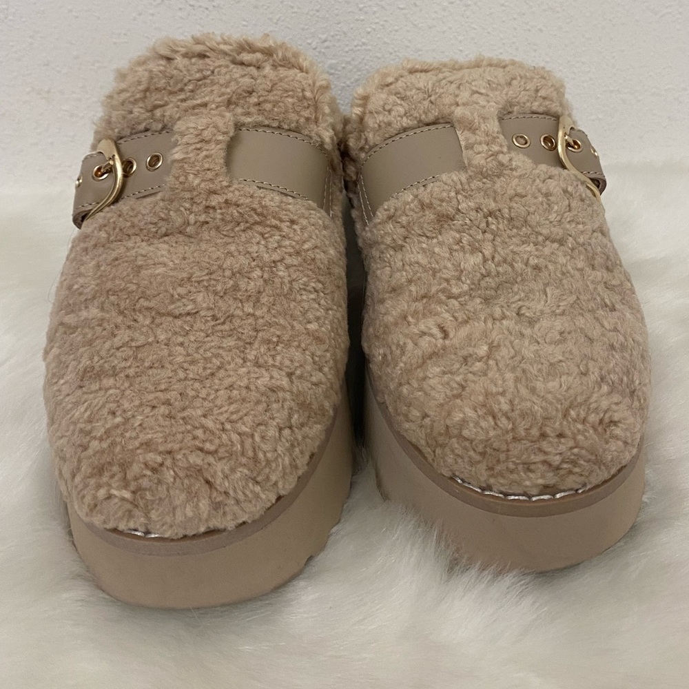 dolce vita faux fur clogs 2-1/2” heel beige lightly cushioned footbed